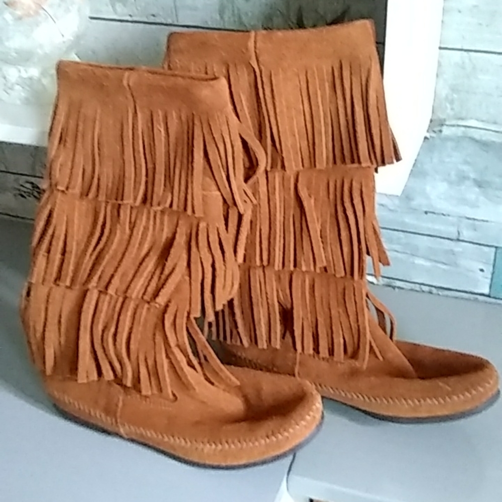 Minnetonka fringe boots size 7